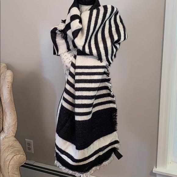 Accessories - Black and white wrap